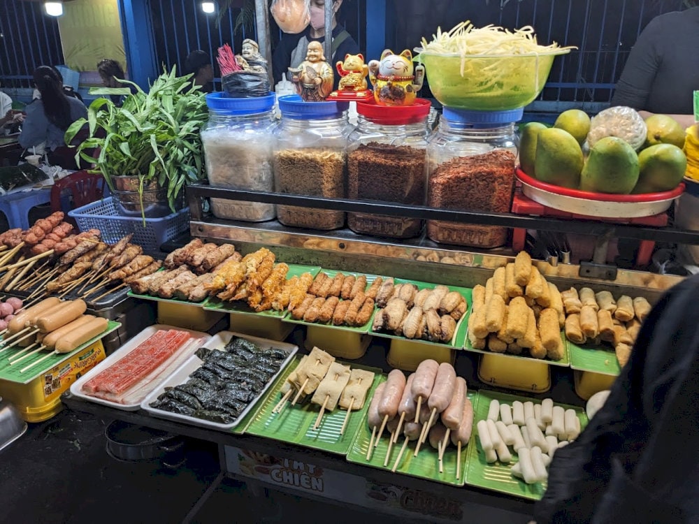 The food stalls are neatly arranged, offering many Danang specialties